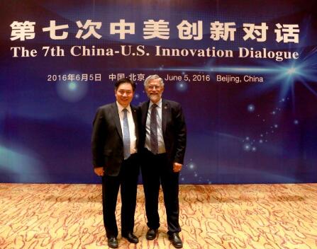 自左而右： 朱共山/協(xié)鑫集團(tuán)（控股）有限公司董事長(zhǎng) John P.Holdren/美國(guó)白宮科技政策辦公室總統(tǒng)科技助理、主任